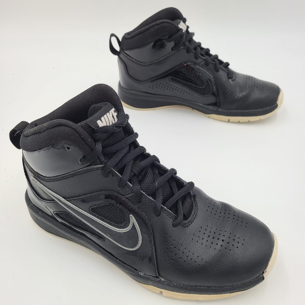 NIKE KIDS 599187-001 BLACK TEAM HUSTLE D6 BASKETBALL SHOES BIG KIDS SIZE 4Y